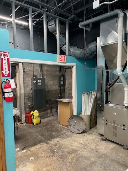 More Photos Of 219 S Walter Ave, Appleton Storefront For Sale