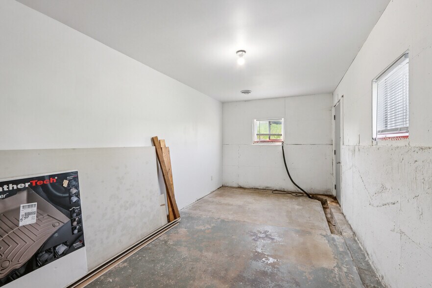 More Photos Of W9231 Bobolink Rd, Reeseville Warehouse For Sale