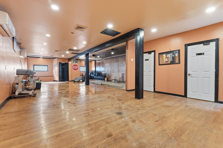 More Photos Of 73 Ferry St, Middletown Bar For Sale