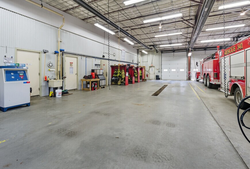 More Photos Of 513 E Saginaw St, Breckenridge Warehouse For Lease