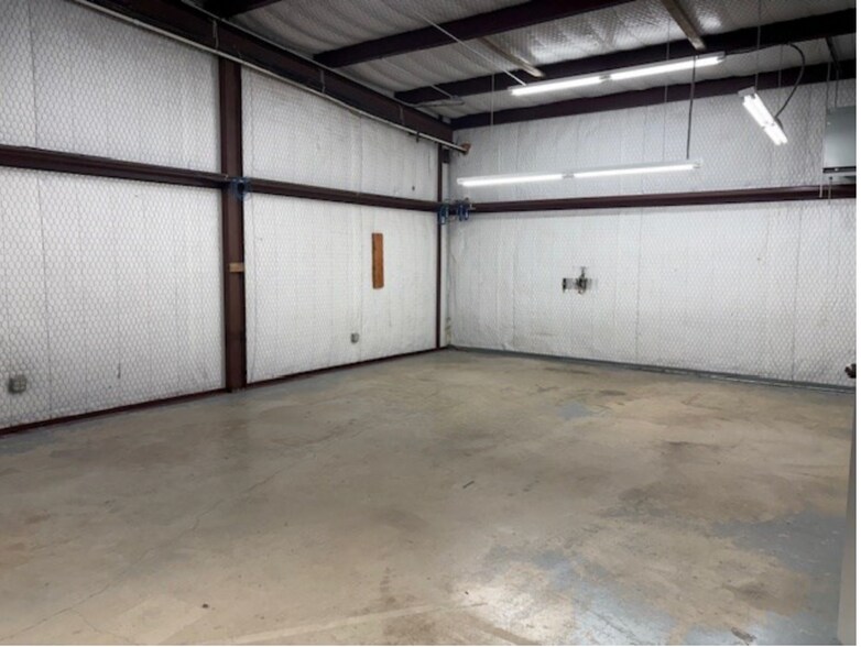 More Photos Of 2812 Cobbler Ln, Kerrville Distribution For Sale