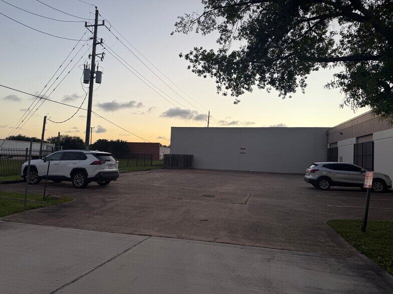 More Photos Of 10902 Roark Rd, Houston Warehouse For Lease
