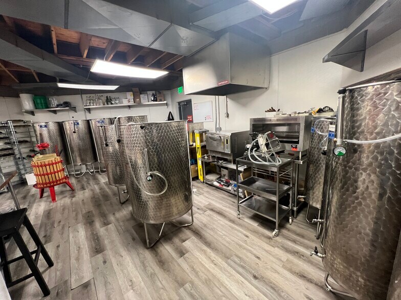 More Photos Of 10804 Wilkshire Blvd, Bolivar Office For Sale