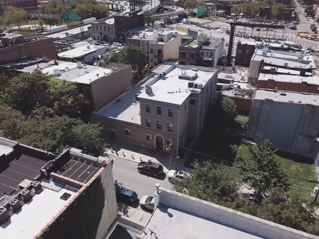 More Photos Of 22 Woodhull St, Brooklyn Showroom For Lease