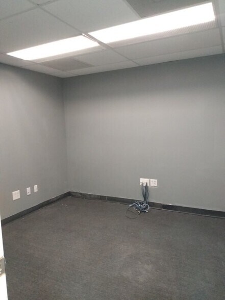 More Photos Of 4028-4030 NE 6th Ave, Oakland Park Warehouse For Lease