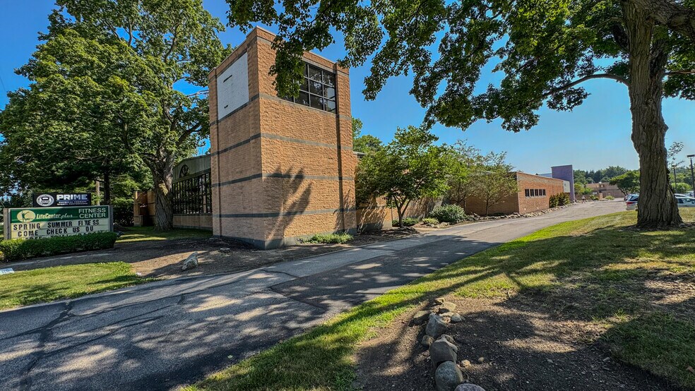 More Photos Of 5133 Darrow Rd, Hudson Health Club For Sale