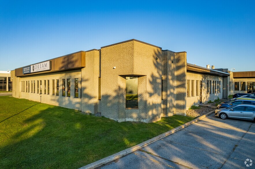 Primary Photo Of 6320-6380 Ch de la Côte-de-Liesse, Montréal Distribution For Lease