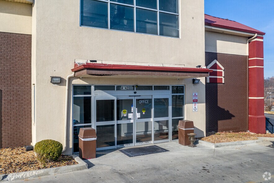 More Photos Of 4142 S Noland Rd, Independence Hotel For Sale