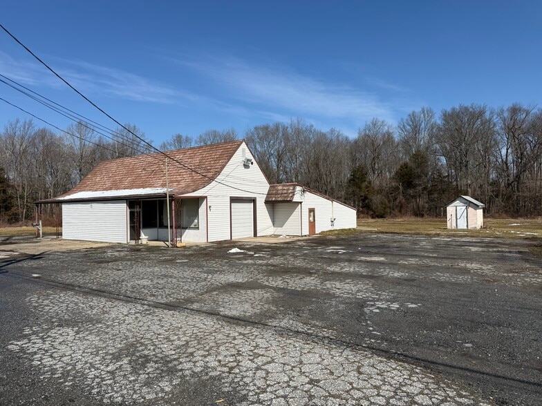 More Photos Of 4640 Dupont Pky, Townsend Freestanding For Sale