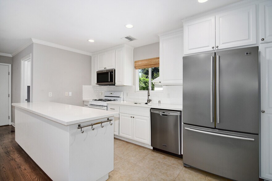 More Photos Of 22839 Dolorosa St, Woodland Hills Multifamily For Lease