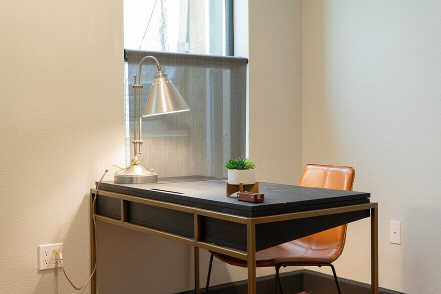 More Photos Of 689 Central Ave, Saint Petersburg General Retail For Lease