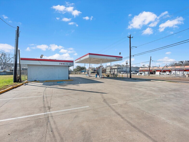 More Photos Of 4350 Airline Dr, Houston Storefront Retail Office For Lease