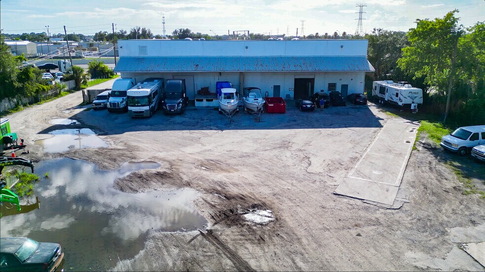 More Photos Of 13755 U.S. Highway 19 N, Clearwater Warehouse For Lease