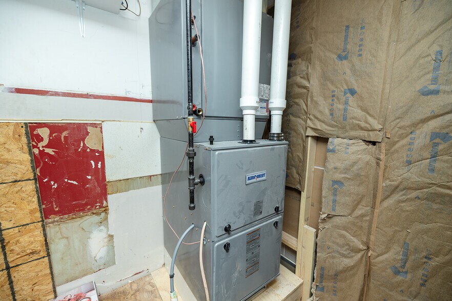 More Photos Of 115 N Main St, Lindsborg General Retail For Sale