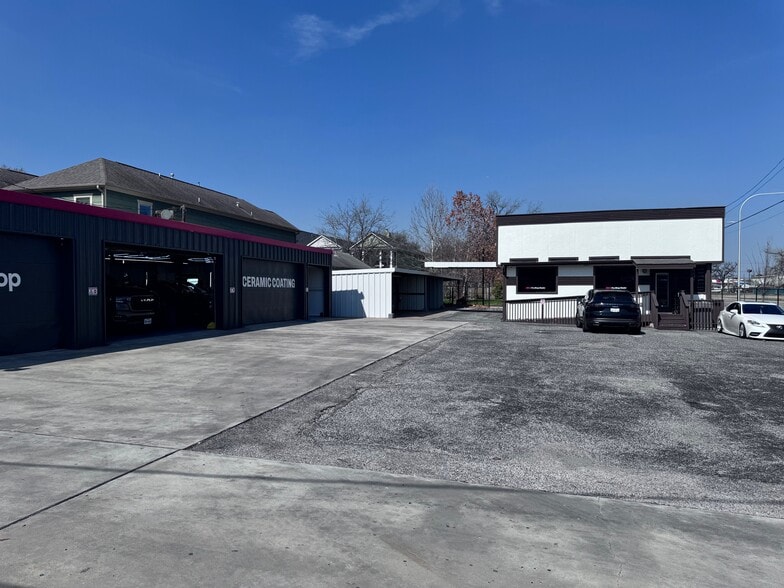 Primary Photo Of 2521 N Durham Dr, Houston Auto Repair For Sale