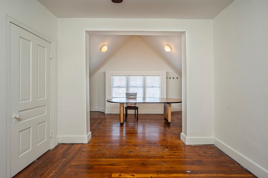More Photos Of 199 E Loudon Ave, Lexington Office Residential For Sale