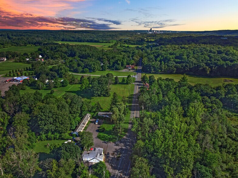 Primary Photo Of 1049 River Rd, Selkirk Hotel For Sale