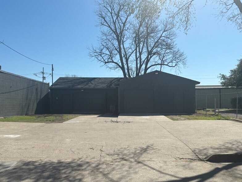 More Photos Of 2702 Manor Way, Dallas Flex For Lease