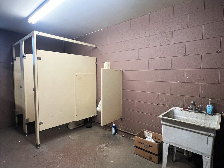 More Photos Of 1040 W 12th St, Erie Manufacturing For Sale