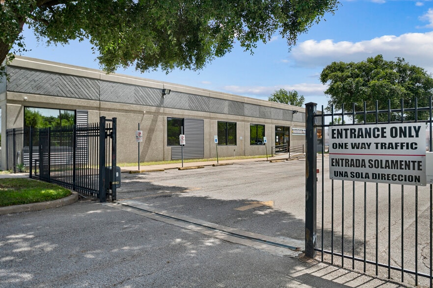 More Photos Of 9809 Rowlett St, Houston Showroom For Sale