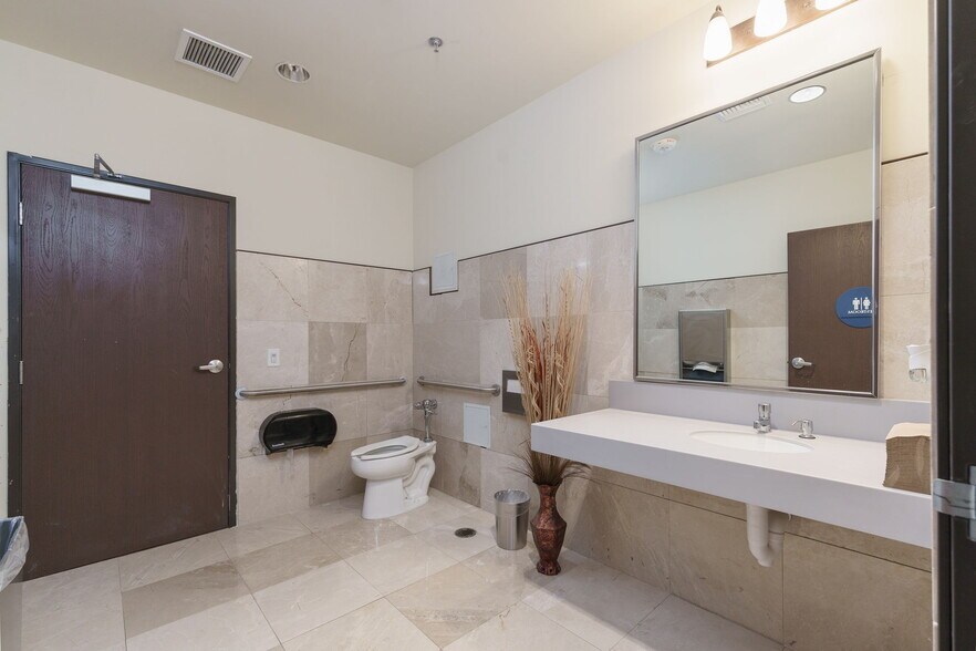 More Photos Of 2311 Statham Blvd, Oxnard Warehouse For Lease