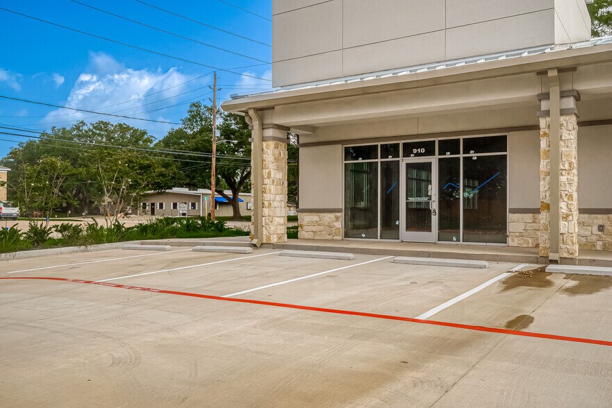 More Photos Of 910 East Ave, Katy Showroom For Lease