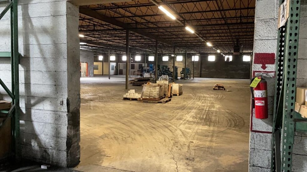 More Photos Of 400 N Midland Ave, Saddle Brook Warehouse For Lease
