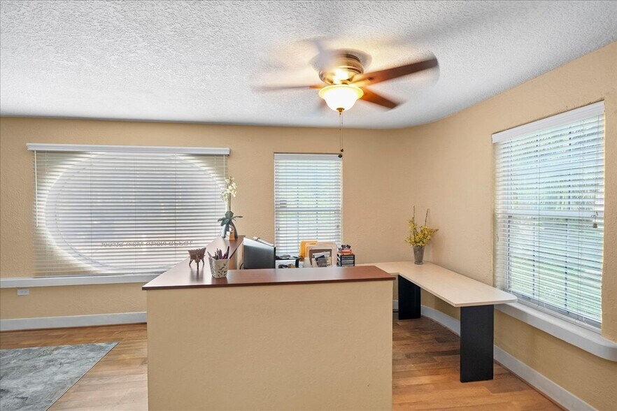 More Photos Of 15325 North Main St, Jacksonville Flex For Sale
