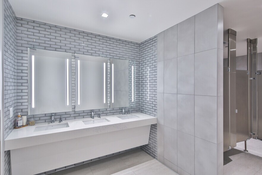 More Photos Of 888 S Figueroa St, Los Angeles Office For Lease