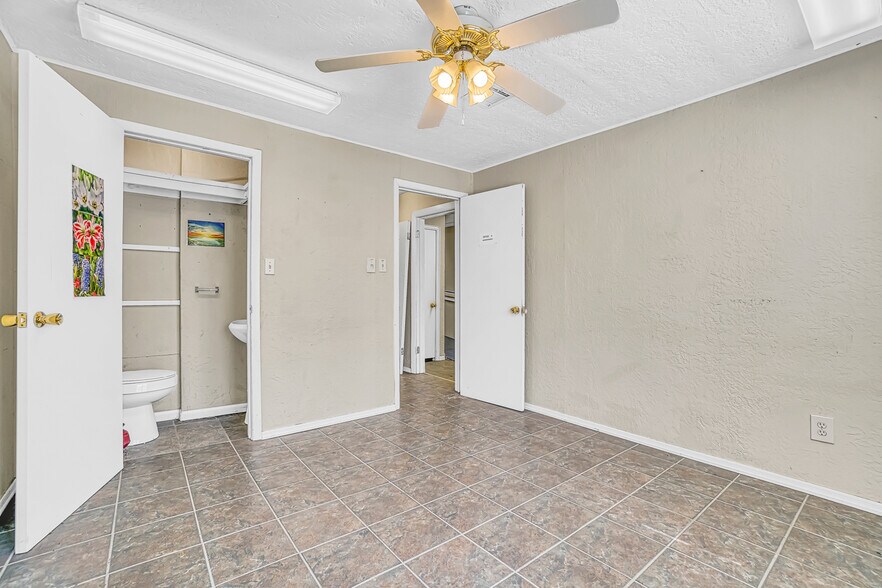 More Photos Of 1222 NW Cache Rd, Lawton Office For Sale