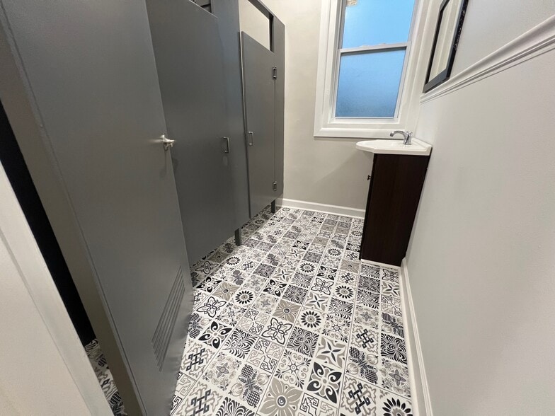 More Photos Of 8 Crain Hwy N, Glen Burnie Storefront Retail Office For Lease