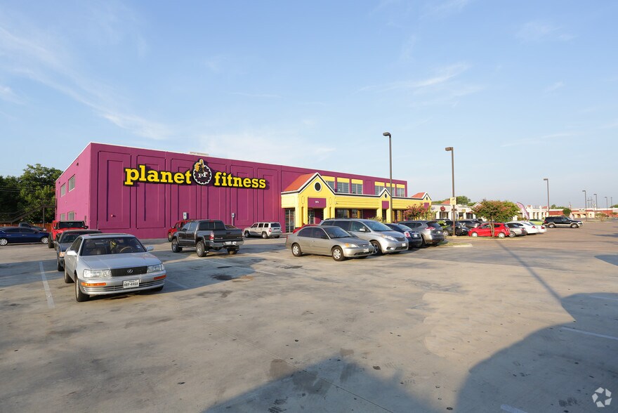 More Photos Of 525-597 W Pioneer Pky, Grand Prairie General Retail For Lease