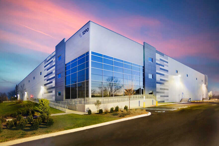 More Photos Of 1290 Wall St W, Lyndhurst Distribution For Lease