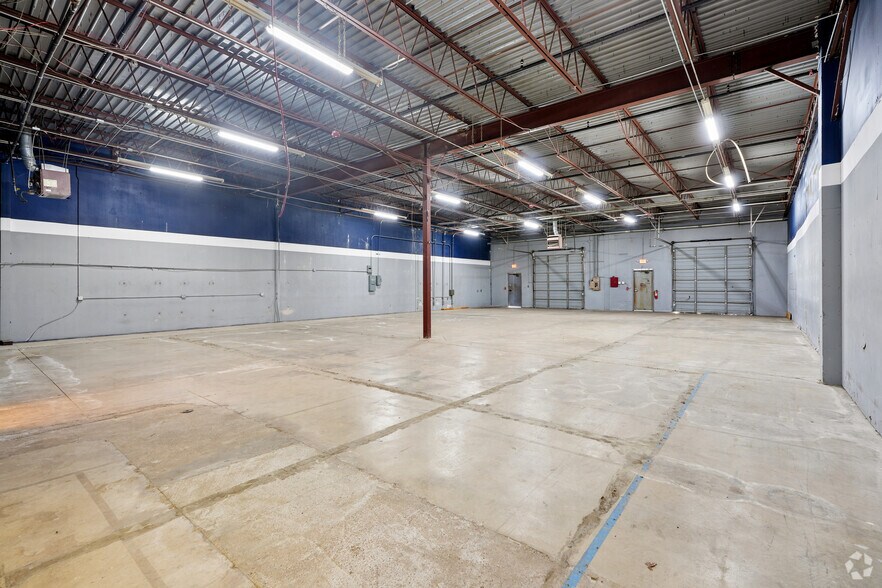 More Photos Of 1400 Summit Ave, Plano Showroom For Lease
