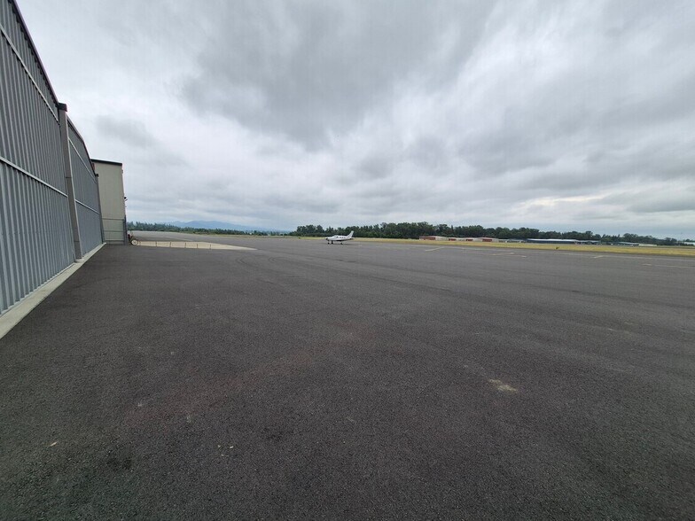 More Photos Of 15426 Airport Dr, Burlington Airplane Hangar For Lease