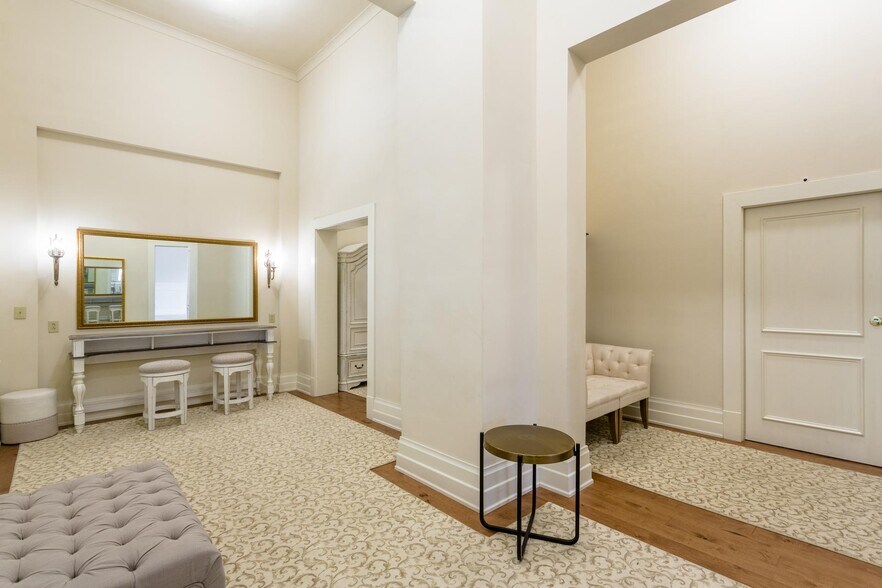 More Photos Of 12 Middlebrook Ave, Staunton Restaurant For Lease