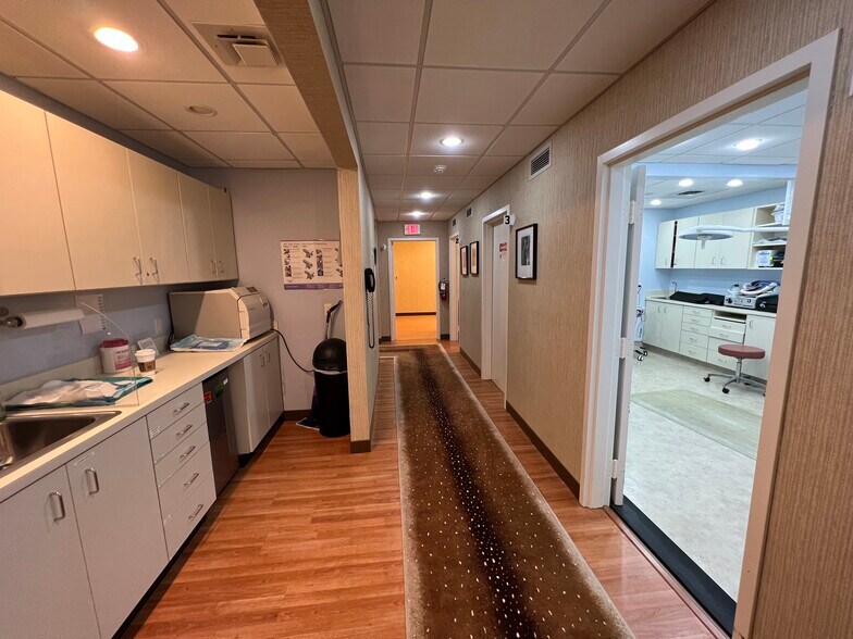 More Photos Of 2 1/2 Dearfield Dr, Greenwich Medical For Lease