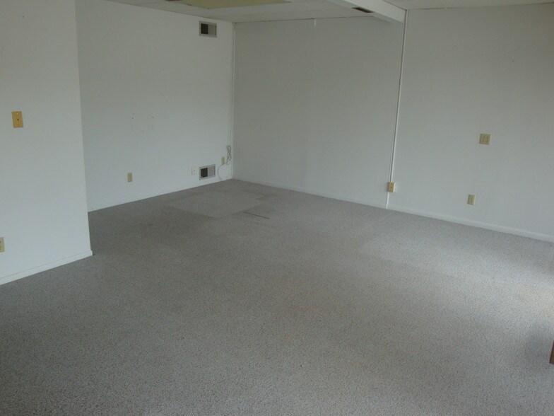 More Photos Of 8421 University Ave, Clive Office Residential For Lease