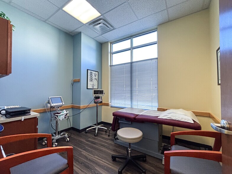 More Photos Of 329 Edwin Dr, Virginia Beach Medical For Lease