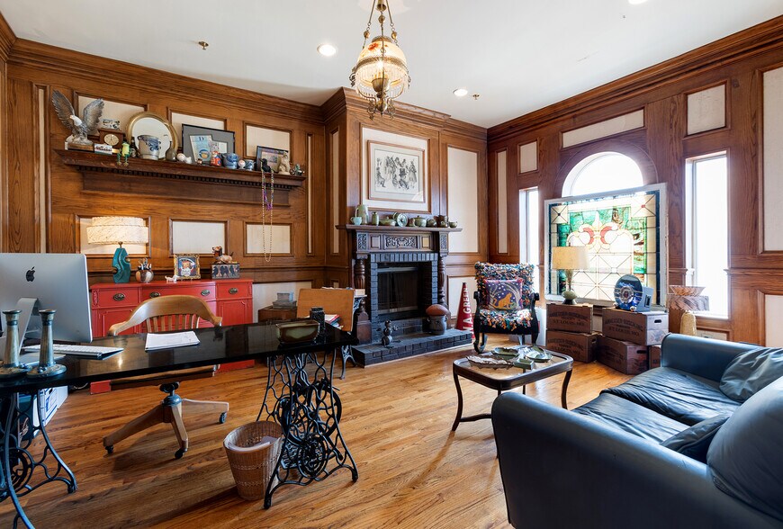 More Photos Of 4819 Broadway St, Addison Office Residential For Lease