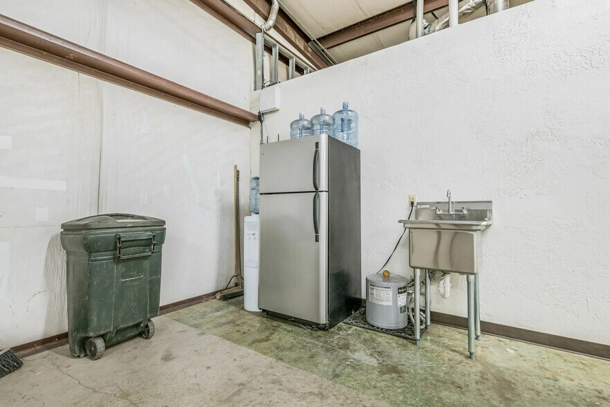 More Photos Of 5980 Arden Rd, Amarillo Warehouse For Lease