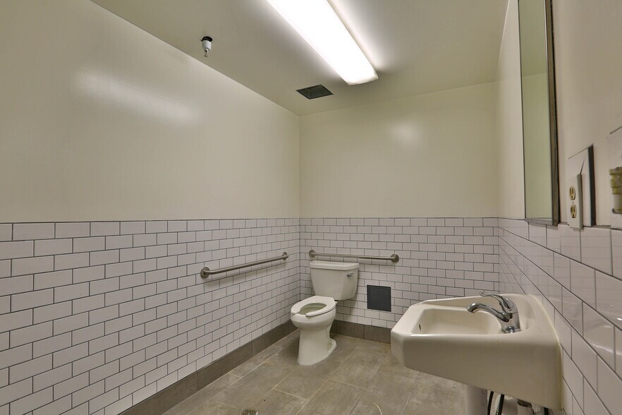 More Photos Of 118-122 Charcot Ave, San Jose Flex For Lease