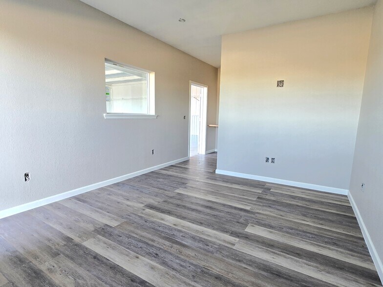 More Photos Of 6404 FM 1715 F, Lampasas Flex For Lease