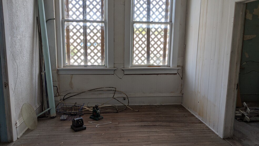 More Photos Of 438 Main St, Liberty Office For Lease