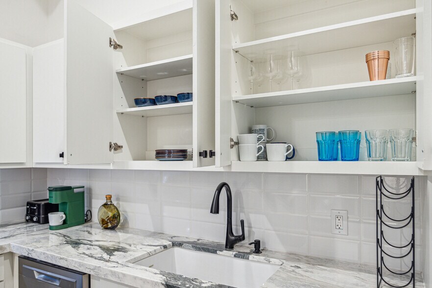 More Photos Of 1511 W 12th St, Houston Office For Sale