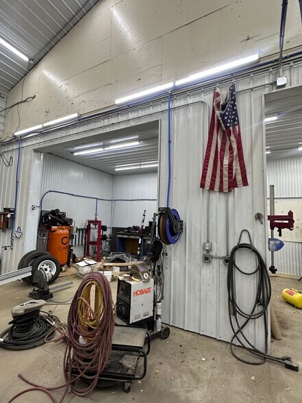 More Photos Of 601 E 10th St, Alton Warehouse For Sale