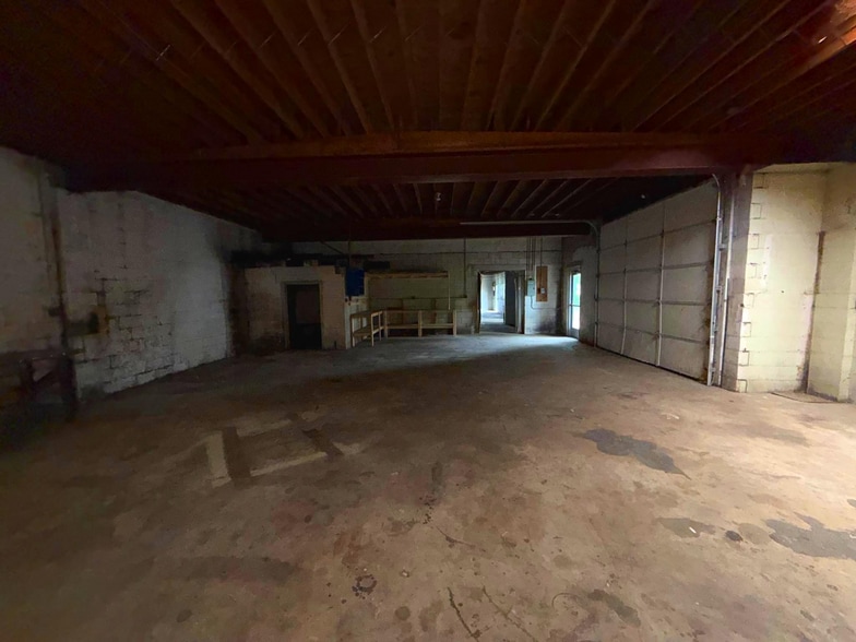 More Photos Of 407 S West Blvd, Landisville Warehouse For Lease