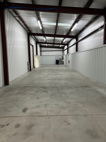 More Photos Of 8401 Gateway Ter, Oklahoma City Warehouse For Lease