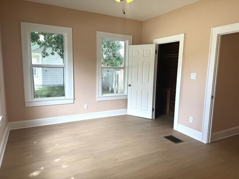 More Photos Of 904 E Moody Blvd, Bunnell Office For Lease