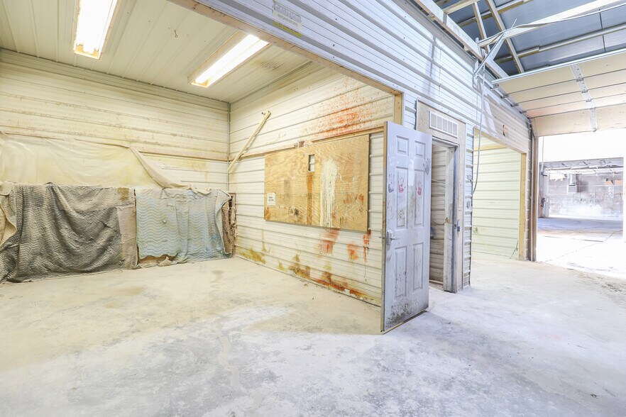 More Photos Of 1292 SW 125th Rd, Holden Light Manufacturing For Sale